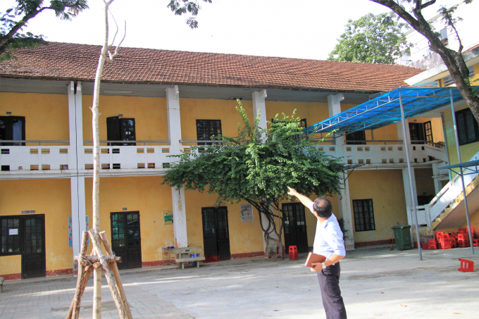 D&atilde;y nh&agrave; được nh&agrave; trường cho tạm ngưng sử dụng v&igrave; sự an to&agrave;n của c&ocirc; v&agrave; tr&ograve;.