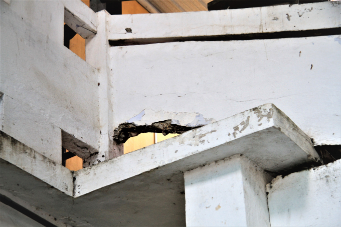 Hệ thống cầu thang xuống cấp sắt rỉ b&agrave;y ra ngo&agrave;i.