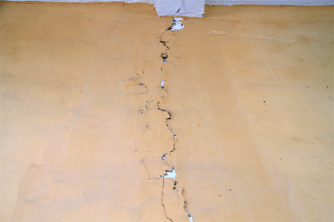 Những vết nứt tr&ecirc;n tường k&eacute;o d&agrave;i.