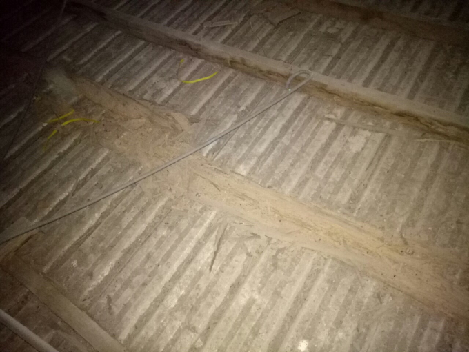 Đ&ograve;n tay d&atilde;y nh&agrave; A đ&atilde; hư hỏng ho&agrave;n to&agrave;n.