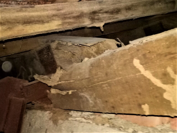 C&aacute;c mối nối giữa c&aacute;c đ&ograve;n tay đ&atilde; kh&ocirc;ng c&ograve;n ăn liền với nhau v&agrave; g&atilde;y.