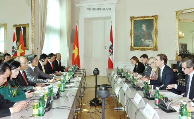Thủ tướng Nguyễn Xu&acirc;n Ph&uacute;c hội đ&agrave;m với Thủ tướng &Aacute;o Sebastian Kurz. Ảnh: VGP/Quang Hiếu