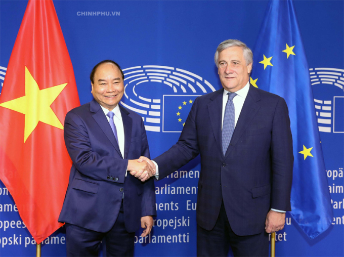Thủ tướng Nguyễn Xu&acirc;n Ph&uacute;c hội kiến với Chủ tịch Nghị viện ch&acirc;u &Acirc;u (EP) Antonio Tajani. Ảnh: VGP/Quang Hiếu