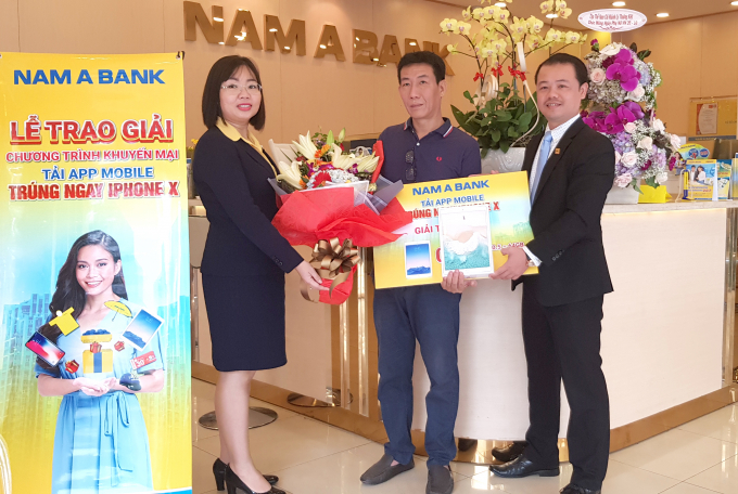 Giải Tuy&ecirc;̣t đỉnh - iPad Pro 10.5 (64GB) được &ocirc;ng Nguyễn Quang Th&ocirc;ng - Gi&aacute;m đốc Trung t&acirc;m Ng&acirc;n h&agrave;ng số v&agrave; b&agrave; Trần Kiều Thương - Ph&oacute; Gi&aacute;m đốc chi nh&aacute;nh Nam A Bank L&yacute; Thường Kiệt trao cho vị Kh&aacute;ch h&agrave;ng may mắn l&agrave; anh Nguyễn Phi H&agrave;.