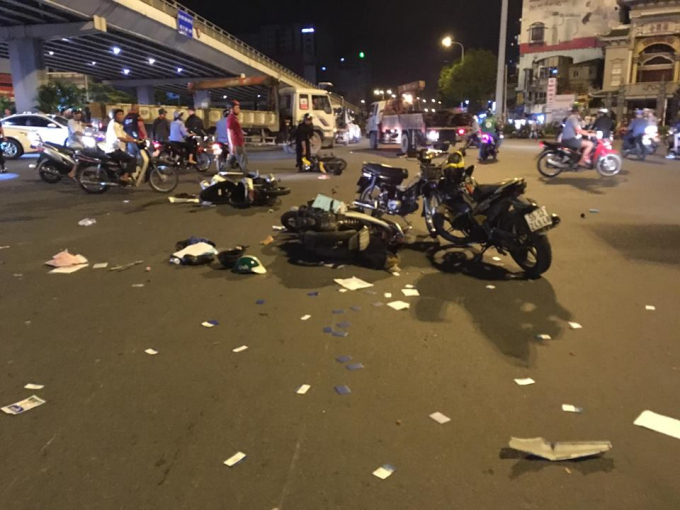 Xe m&aacute;y nằm ngổn ngang sau c&uacute; va chạm.&nbsp;