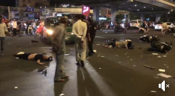 Người v&agrave; phương tiện nằm la liệt tr&ecirc;n đường. (Ảnh cắt từ clip)