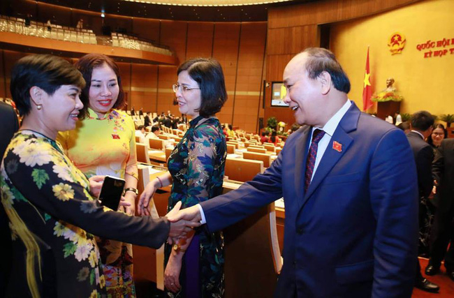 Thủ tướng Nguyễn Xu&acirc;n Ph&uacute;c c&ugrave;ng c&aacute;c đại biểu b&ecirc;n h&agrave;nh lang Quốc hội trước giờ khai mạc kỳ họp. Ảnh: Quang Ph&uacute;c.