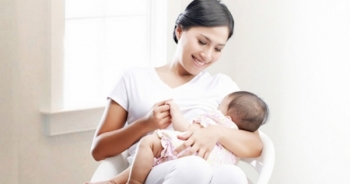 Mẹ bị bệnh hoặc mang thai có nên cho con bú?