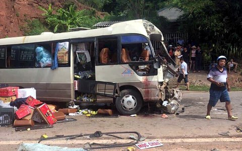 Chiếc xe kh&aacute;ch biến dạng sau vụ tai nạn.