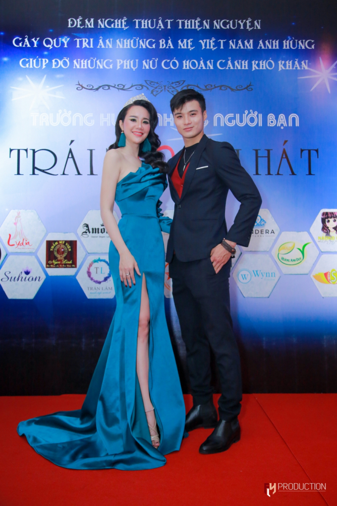 &Aacute; hậu Dương Yến Phi tỏa s&aacute;ng trong vị tr&iacute; vedette, đấu gi&aacute; g&acirc;y quỹ th&agrave;nh c&ocirc;ng cho đ&ecirc;m nhạc thiện nguyện