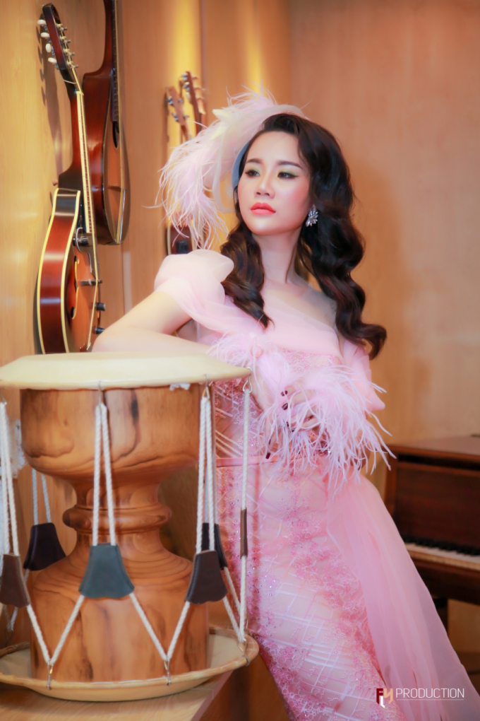 &Aacute; hậu Dương Yến Phi tỏa s&aacute;ng trong vị tr&iacute; vedette, đấu gi&aacute; g&acirc;y quỹ th&agrave;nh c&ocirc;ng cho đ&ecirc;m nhạc thiện nguyện