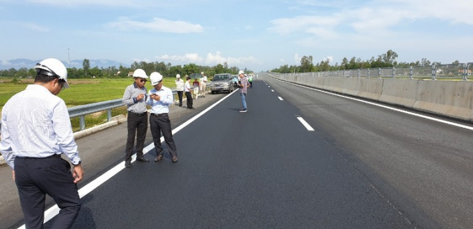 Đo&agrave;n li&ecirc;n ng&agrave;nh c&aacute;c đơn vị chức năng tiến h&agrave;nh kiểm tra. Ảnh: B&aacute;o Giao th&ocirc;ng