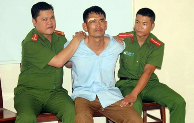 Khoảng 3h s&aacute;ng 22/10, Nguyễn Ch&iacute; Thương (tr&uacute; tại th&ocirc;n B&aacute; Lam 1, x&atilde; Cao Thắng, huyện Lương Sơn, tỉnh H&ograve;a B&igrave;nh) v&ocirc; cớ&nbsp;d&ugrave;ng dao ch&eacute;m mẹ&nbsp;nhiều nh&aacute;t. H&agrave;ng x&oacute;m nghe thấy tiếng k&ecirc;u thất thanh chạy đến th&igrave; chứng kiến cảnh tượng kinh ho&agrave;ng. Ảnh: CAND.