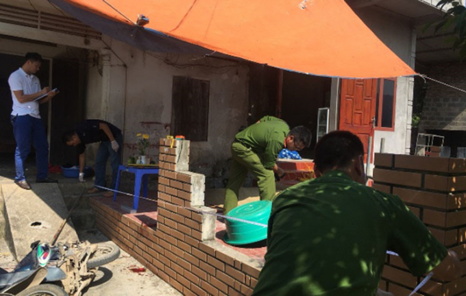 Đến khoảng 6h ng&agrave;y 22/10, Thương vẫn khống chế con đẻ. Cảnh s&aacute;t đưa một người bạn th&acirc;n của Thương đến hiện trường gọi anh qua loa nhằm đ&aacute;nh lạc hướng. Thừa l&uacute;c Thương kh&ocirc;ng để &yacute;, tổ cảnh s&aacute;t &aacute;p s&aacute;t ập v&agrave;o khống chế Thương v&agrave; giải cứu ch&aacute;u b&eacute; an to&agrave;n. Nguồn CAND.