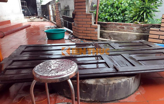 Theo l&atilde;nh đạo C&ocirc;ng an huyện Lương Sơn, s&aacute;ng c&ugrave;ng ng&agrave;y thi thể của b&agrave; H., đ&atilde; được lực lượng chức năng k&eacute;o l&ecirc;n từ dưới giếng l&ecirc;n. Ngo&agrave;i ra, ph&iacute;a dưới giếng c&ograve;n c&oacute; nhiều đồ đạc, 1 con ch&oacute; của gia đ&igrave;nh v&agrave; con dao g&acirc;y &aacute;n do Thương n&eacute;m xuống.