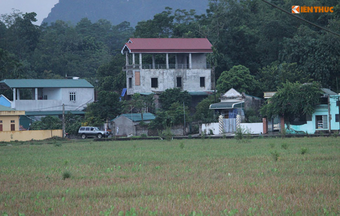 Theo cơ quan chức năng, thời điểm xảy ra vụ việc, vợ của Thương l&agrave; chị Nguyễn Thị Nguyệt (36 tuổi) c&ugrave;ng con g&aacute;i lớn Nguyễn Ngọc Kh (10 tuổi) đ&atilde; kịp bỏ chạy, tho&aacute;t ra ngo&agrave;i. Trong ảnh l&agrave; ng&ocirc;i nh&agrave; của Thương nổi bật giữa x&oacute;m (m&aacute;i đỏ).