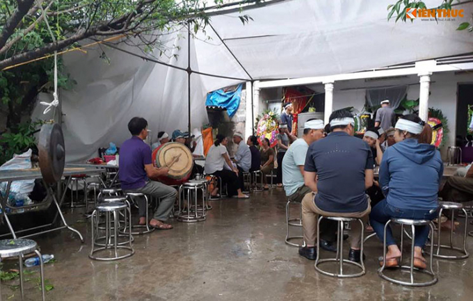 Chiều c&ugrave;ng ng&agrave;y, ngay khi ho&agrave;n tất c&aacute;c thủ tục kh&aacute;m nghiệm tử thi lực lượng chức năng đ&atilde; b&agrave;n giao thi thể b&agrave; H., cho người th&acirc;n tổ chức mai t&aacute;ng theo tập tục của địa phương.