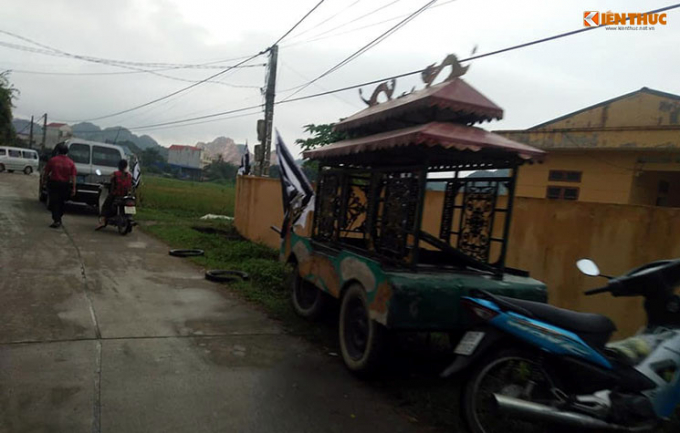 Được biết, đối tượng Thương l&agrave; con nu&ocirc;i của b&agrave; H.. Từ nhỏ đến lớn hai vợ chồng b&agrave; H. đều hết mực y&ecirc;u chiều Thương. C&aacute;ch đ&acirc;y khoảng 3 năm, chồng của b&agrave; H. qua đời để b&agrave; sống với vợ chồng Thương c&ugrave;ng 3 người ch&aacute;u . Tuy nhi&ecirc;n khoảng 2 năm nay, Thương c&oacute; dấu hiệu bệnh t&acirc;m thần v&agrave; đ&atilde; đi chữa. Đến đ&ecirc;m 21/10, Thương c&oacute; nhiều biểu hiện lạ rồi g&acirc;y ra vụ việc đau l&ograve;ng.