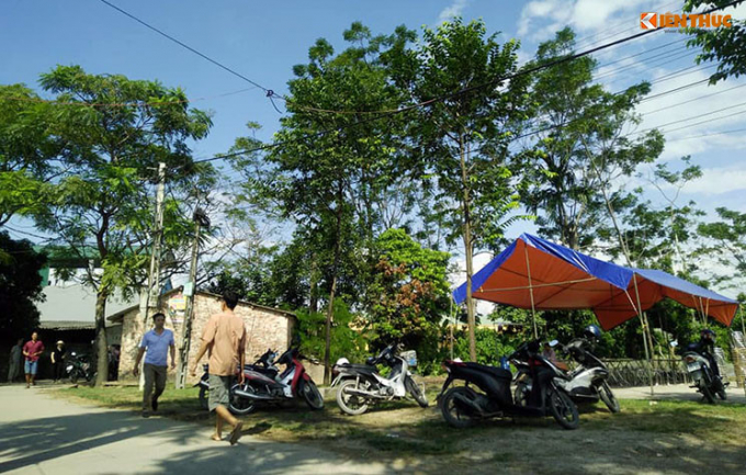 Người d&acirc;n địa phương vẫn b&agrave;ng ho&agrave;ng, run sợ &aacute;m ảnh về những điều kinh ho&agrave;ng vừa xảy ra tại l&agrave;ng qu&ecirc; vốn b&igrave;nh y&ecirc;n.&nbsp;