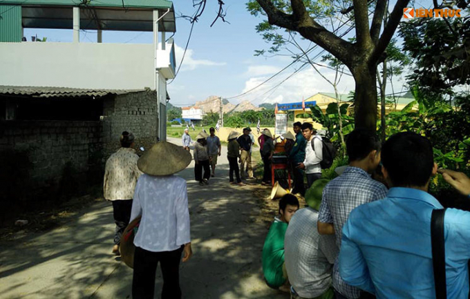 Những người h&agrave;ng x&oacute;m tập trung nhau đến viếng b&agrave; H.- người bị con trai ch&eacute;m tử vong n&eacute;m x&aacute;c xuống giếng rất đ&ocirc;ng. Ai cũng thương x&oacute;t nạn nh&acirc;n v&agrave; &aacute;m ảnh về mọi chuyện kinh ho&agrave;ng vừa xảy ra.