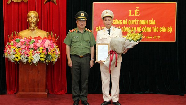 Thứ trưởng Nguyễn Văn Th&agrave;nh trao quyết định cho Đại t&aacute; Đỗ Văn Ho&agrave;nh.