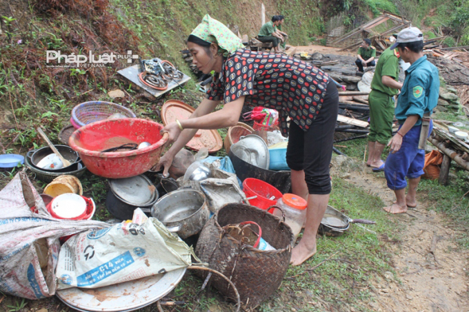 Lực lượng chức năng địa phương đang hỗ trợ nh&acirc;n d&acirc;n di rời chỗ ở.