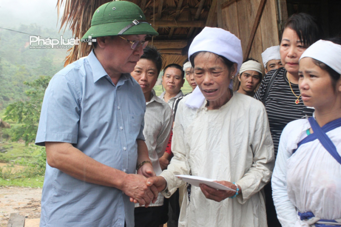 L&atilde;nh đạo tỉnh H&agrave; Giang thăm v&agrave; tặng qu&agrave; nh&acirc;n d&acirc;n v&ugrave;ng lũ.