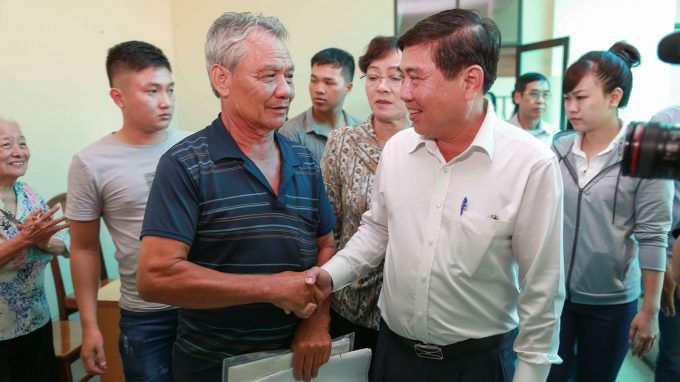 Chủ tịch UBND TPHCM Nguyễn Th&agrave;nh Phong gặp &ocirc;ng Nguyễn Văn Thạch sau buổi l&agrave;m việc. (Ảnh: b&aacute;o S&agrave;i G&ograve;n giải ph&oacute;ng)