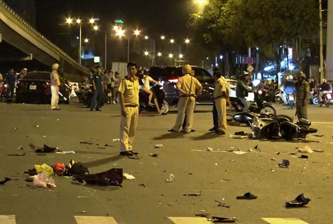 Hiện trường vụ tai nạn tối 21/10 do t&agrave;i xế say xỉn l&agrave;m 1 người chết, 5 người bị thương