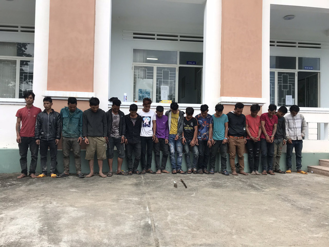 Nh&oacute;m thanh ni&ecirc;n tại cơ quan chức năng.