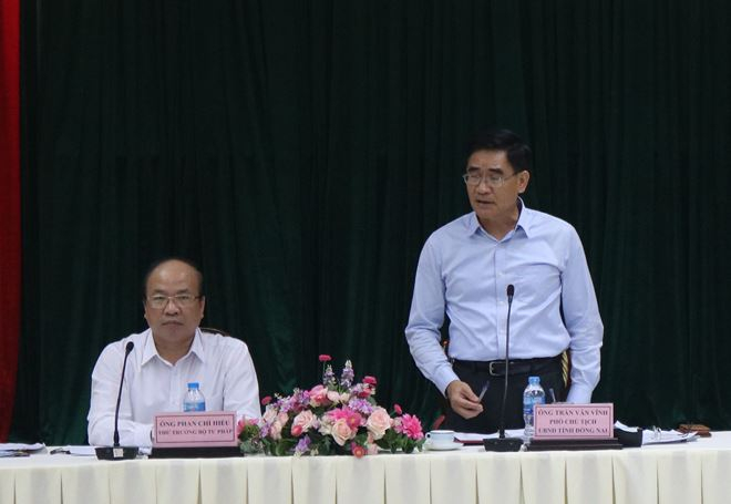 &Ocirc;ng Trần Văn Vĩnh, Ph&oacute; Chủ tịch UBND tỉnh Đồng Nai (b&ecirc;n phải) c&ugrave;ng chủ tr&igrave; buổi l&agrave;m việc..