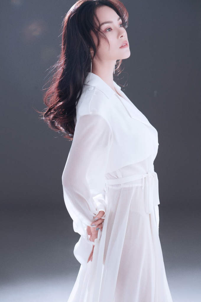 Dương Cẩm Lynh l&agrave; MC thảm đỏ Li&ecirc;n hoan Phim quốc tế H&agrave; Nội lần thứ 5