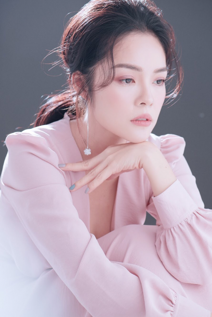 Dương Cẩm Lynh l&agrave; MC thảm đỏ Li&ecirc;n hoan Phim quốc tế H&agrave; Nội lần thứ 5