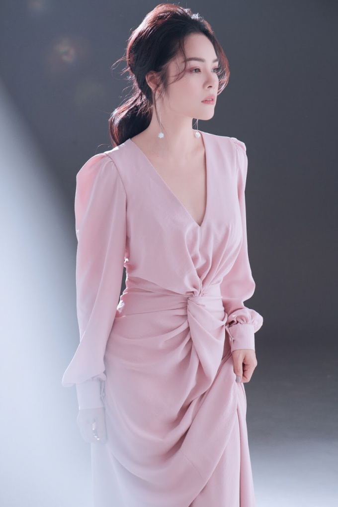 Dương Cẩm Lynh l&agrave; MC thảm đỏ Li&ecirc;n hoan Phim quốc tế H&agrave; Nội lần thứ 5