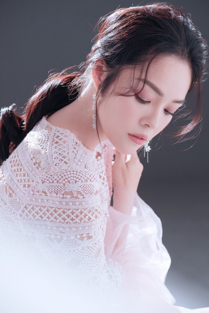 Dương Cẩm Lynh l&agrave; MC thảm đỏ Li&ecirc;n hoan Phim quốc tế H&agrave; Nội lần thứ 5