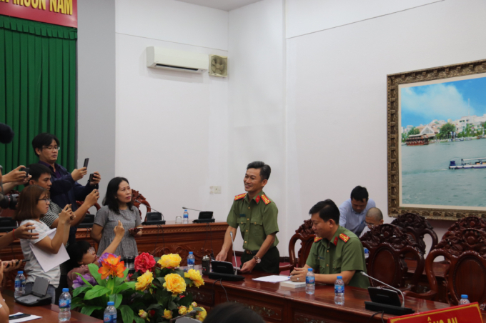 Thượng t&aacute; Trần Văn Dương &ndash; Trưởng ph&ograve;ng Tham mưu, C&ocirc;ng an TP. Cần Thơ (đứng) trả lời c&aacute;c thắc mắc của b&aacute;o ch&iacute;.