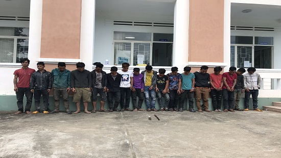 Nh&oacute;m thanh ni&ecirc;n l&agrave;ng Kl&aacute; tại cơ quan điều tra.