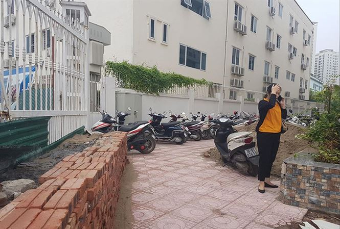 Lối tho&aacute;t hiểm giữa hai trường bị bịt k&iacute;n bằng b&ecirc; t&ocirc;ng, gạch, c&aacute;t Ảnh: Long V&acirc;n