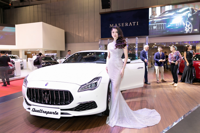 Hồ Ngọc H&agrave; trẻ trung, rạng rỡ d&ugrave; hơn Th&ugrave;y Dung tận 12 tuổi