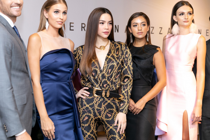 Hồ Ngọc H&agrave; trẻ trung, rạng rỡ d&ugrave; hơn Th&ugrave;y Dung tận 12 tuổi