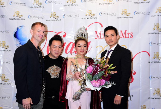 Bạn b&egrave; chụp h&igrave;nh ch&uacute;c mừng L&acirc;m Ho&agrave;ng My.