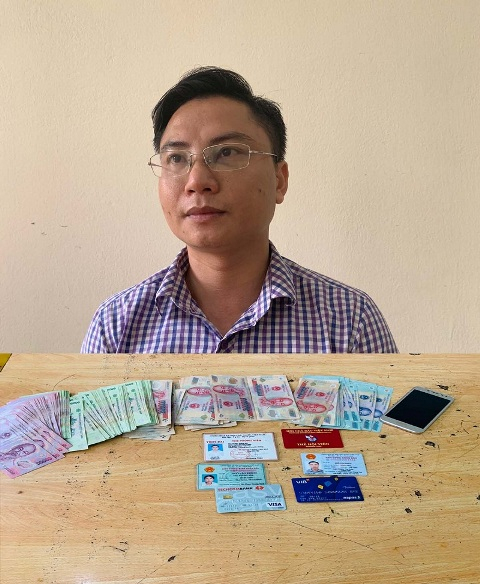 Ng&ocirc; Văn Kh&iacute;ch c&ugrave;ng tang vật 50 triệu tống tiền của doanh nghiệp bị bắt quả tang.