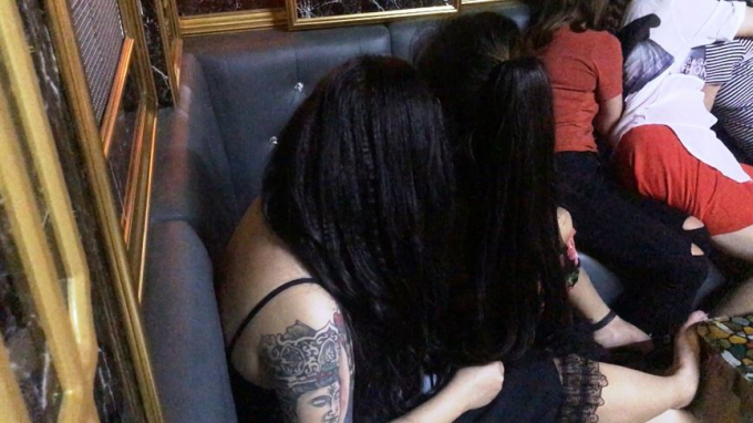 C&aacute;c tiếp vi&ecirc;n n&agrave;y khai trong l&uacute;c phục vụ kh&aacute;ch nhậu tại nh&agrave; h&agrave;ng đ&atilde; gợi &yacute; qua kh&aacute;ch sạn tr&ecirc;n để thực hiện việc mua b&aacute;n d&acirc;m.