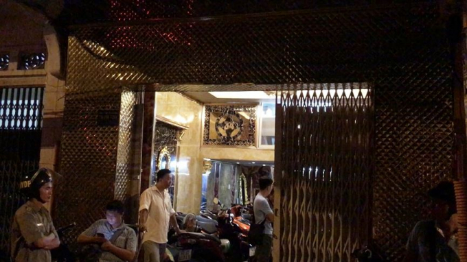 C&aacute;c quản l&yacute; của nh&agrave; h&agrave;ng n&agrave;y c&ograve;n đứng ra m&ocirc;i giới mại d&acirc;m cho nh&acirc;n vi&ecirc;n nữ với gi&aacute; tiền từ 1.5 triệu đồng đến 2 triệu đồng/ 1 lần. Hiện cơ quan chức năng đang điều tra mở rộng vụ việc.