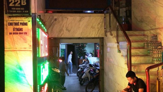 &nbsp;s&aacute;ng 25/10, c&ocirc;ng an&nbsp;quận 1, TPHCM kiểm tra đột xuất nh&agrave; h&agrave;ng v&agrave; kh&aacute;ch sạn tr&ecirc;n địa b&agrave;n&nbsp;v&agrave; ph&aacute;t hiện lỗi vi phạm nghi&ecirc;m trọng như cho tiếp vi&ecirc;n ăn mặc hở hang tiếp kh&aacute;ch v&agrave; hoạt động mại d&acirc;m.