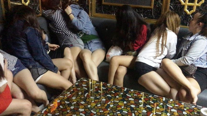 Kiểm tra tại nhiều ph&ograve;ng ri&ecirc;ng của nh&agrave; h&agrave;ng 43, cơ quan chức năng ph&aacute;t hiện tiếp vi&ecirc;n nữ ăn mặc hở hang phục vụ kh&aacute;ch v&agrave; c&oacute; h&agrave;nh vi khi&ecirc;u d&acirc;m.