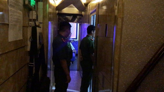C&ugrave;ng l&uacute;c, tại kh&aacute;ch sạn Em &amp;amp;amp; Mi, c&ocirc;ng an đ&atilde; bắt quả tang 2 cặp nam nữ tại 2 ph&ograve;ng c&oacute; h&agrave;nh vi mua b&aacute;n d&acirc;m.