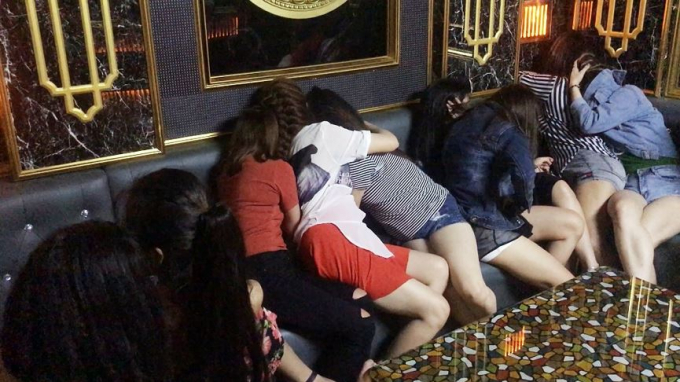 Qua khai th&aacute;c nhanh, hai c&ocirc; g&aacute;i b&aacute;n d&acirc;m khai nhận l&agrave; tiếp vi&ecirc;n của nh&agrave; h&agrave;ng 34.