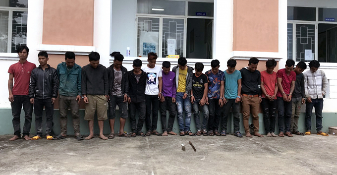 Cả nh&oacute;m thanh ni&ecirc;n bị C&ocirc;ng an triệu tập.