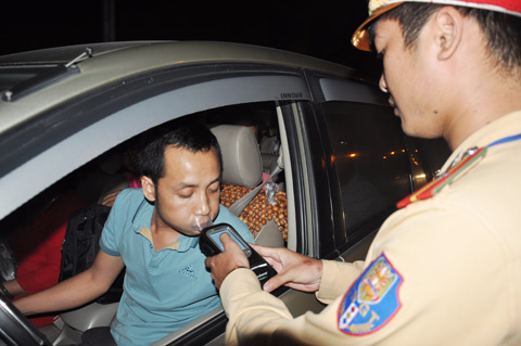 Lực lượng chức năng xử l&yacute; 1.141 trường hợp vi phạm về nồng độ cồn trong 10 th&aacute;ng năm 2018.